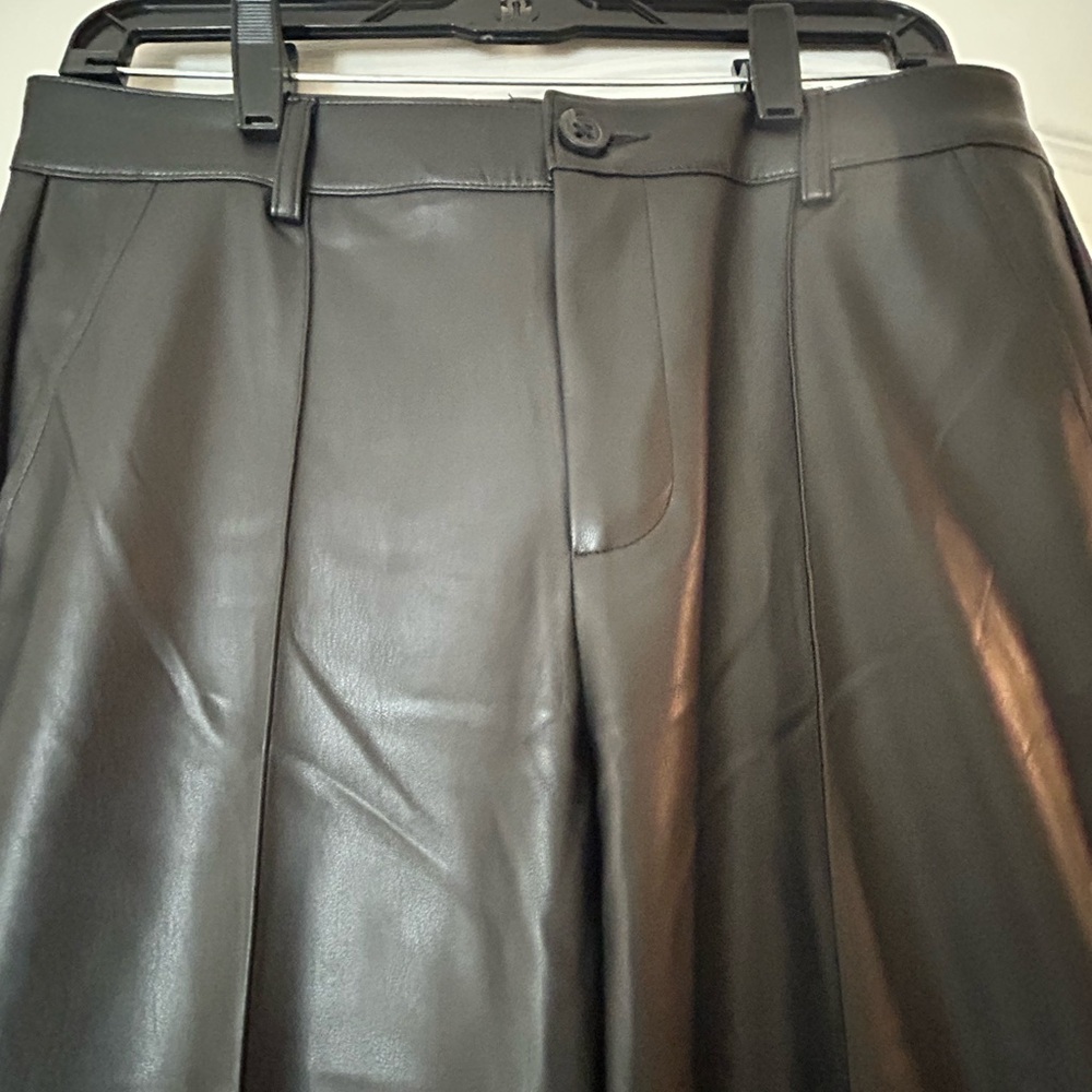 CAbi Black Faux Leather crop pant - Picture 5 of 7